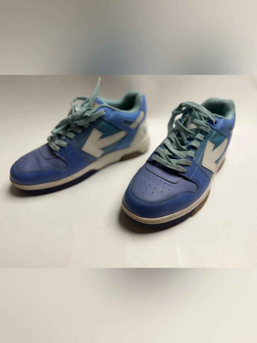 Off-White Men's Blue and White Low-Top Sneakers